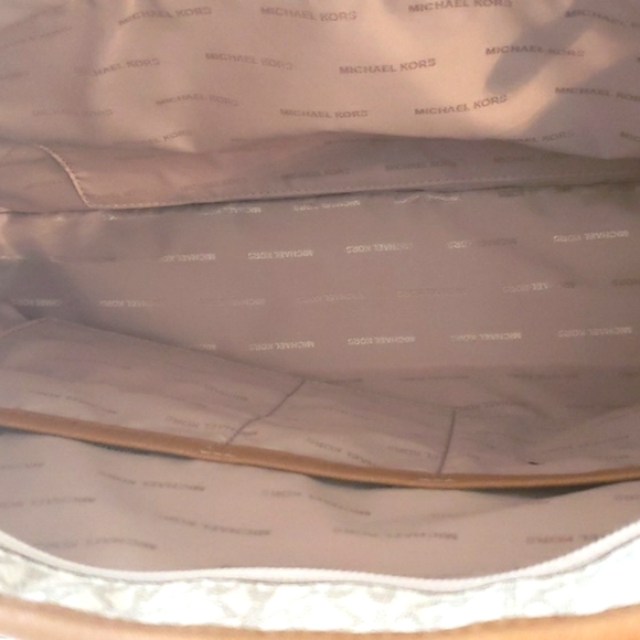 Sold BIG NWT MICHEAL Micheal KORS OF STOCK NWT TRAVEL SIGNATURE JET SET TRAVEL - Picture 8 of 16